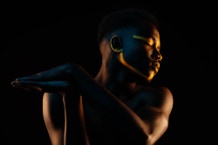 Fotógrafo moda con Ibrahima Faye. Sesión fotográfica de estudio